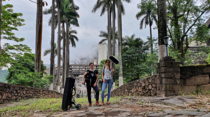 Historian Dominique Santana (right) and DOP Amandine Klee shooting in João Monlevade, December 2020.