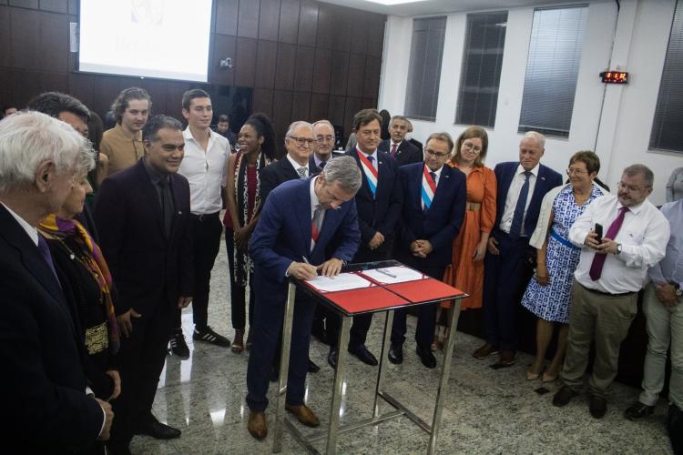 Jumelage ceremony in João Monlevade, 1st July 2022. Mayer of Esch-sur-Alzette Georges Mischo signing the convention.