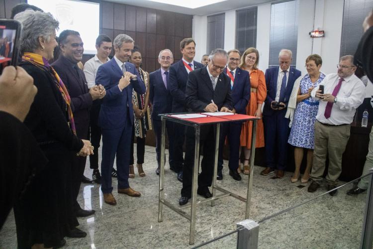 Jumelage ceremony in João Monlevade, 1st July 2022.  Mayer of João Monlevade, Laércio Ribeiro signing the convention.