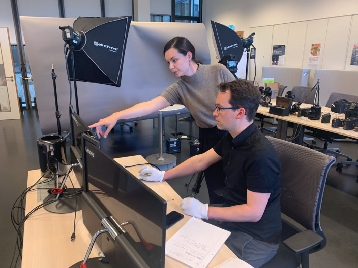 Christianne Blijleven and Tim van der Heijden at the Digital History Lab taking 360-degree captures of the objects